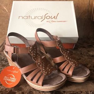 Natural Soul 8.5 Riddick Wedge Sandal in Latte